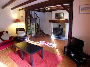 Smart TV, DVD player, table tennis, books