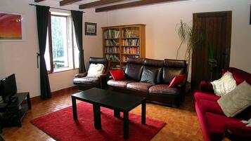 Smart TV, DVD player, table tennis, books