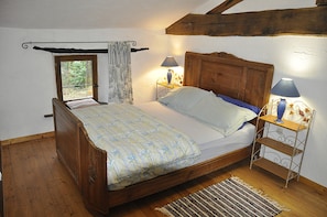 8 bedrooms, in-room safe, desk, iron/ironing board - Les Glycines Gites (Vernoux-en-Gâtine)