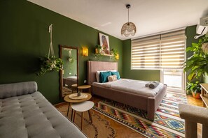 Escritorio, tabla de planchar con plancha, wifi y ropa de cama 