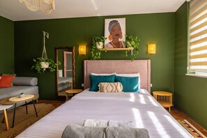 Escritorio, tabla de planchar con plancha, wifi y ropa de cama 