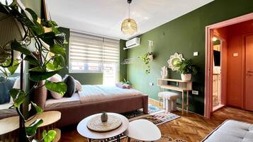 Escrivaninha, ferros/tábuas de passar roupa, Wi-Fi, roupa de cama