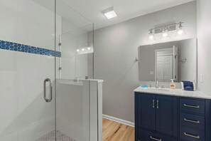 Shower, towels - Beach Cottage, Golf Cart Included, Pet Friendly - 125 Sea Otter (Fripp Island)
