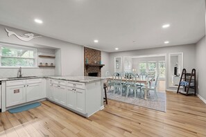 Fridge, microwave, oven, dishwasher - Beach Cottage, Golf Cart Included, Pet Friendly - 125 Sea Otter (Fripp Island)