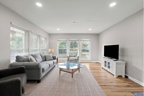 TV, fireplace - Beach Cottage, Golf Cart Included, Pet Friendly - 125 Sea Otter (Fripp Island)