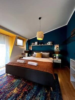 Escritorio, tabla de planchar con plancha y wifi 