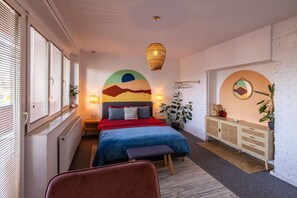 Escritorio, tabla de planchar con plancha, wifi y ropa de cama 