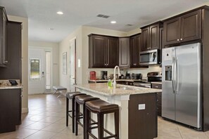 Fridge, microwave, oven, stovetop - 551 Villa 8BD Pool/Spa - Game room & Movie room (Kissimmee)