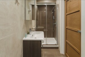 Hair dryer, towels, soap, toilet paper - Stylish London Studio Close to Tube & City Centre (London)