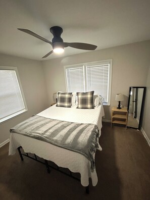 Bügeleisen/Bügelbrett, Internetzugang, Bettwäsche