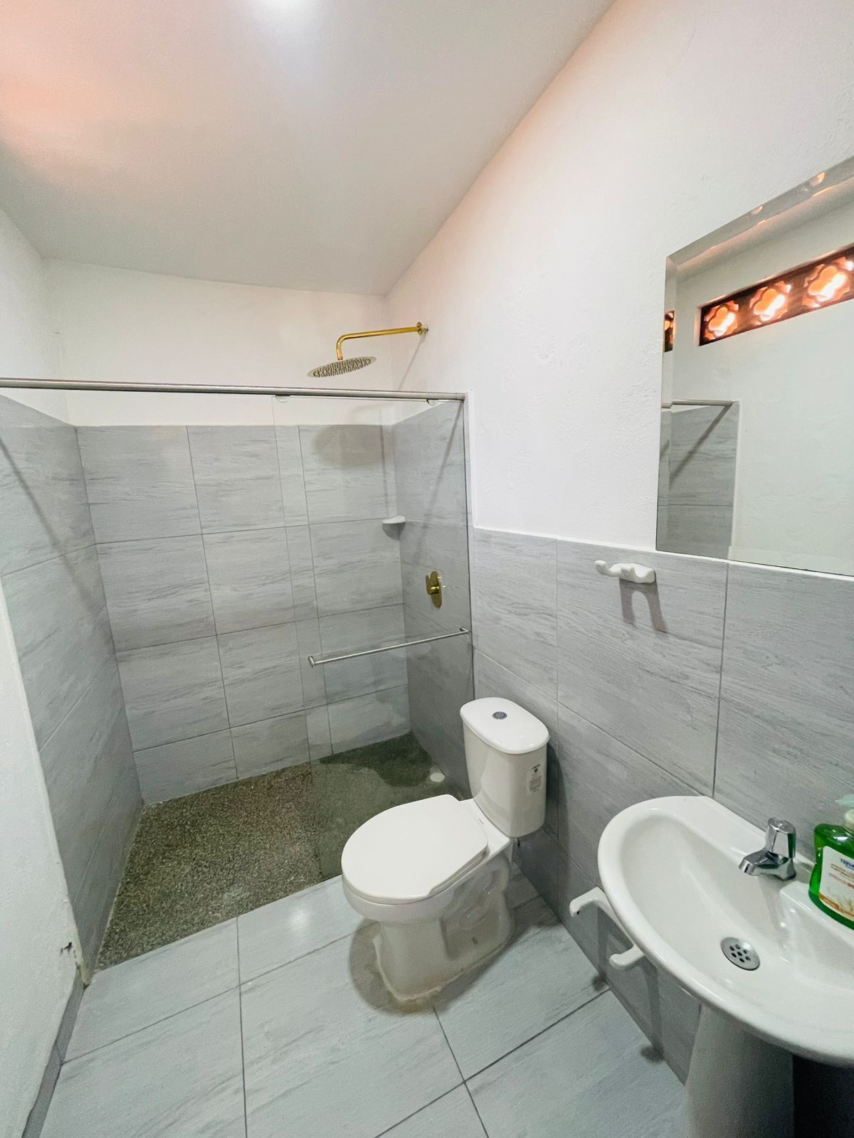 Habitación familiar | Baño | Toallas, jabón, champú y papel higiénico