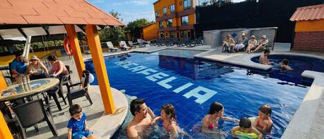Una piscina al aire libre