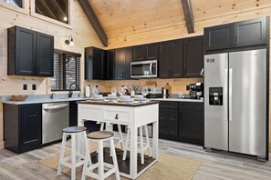 Fridge, microwave, oven, stovetop - Let it be Lodge / Mineral Bluff, GA (Mineral Bluff)