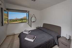 3 bedrooms, iron/ironing board, free WiFi, bed sheets - Garden of the Laurels - Villa Flores (Sicilia)