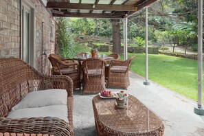 Outdoor dining - Rawsons Escape Country Comfort by Coledale Beach (Coledale)