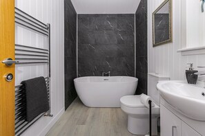 Shower, towels - Silverwood Family Lodge (Errol)