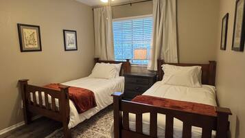 3 habitaciones, tabla de planchar con plancha, wifi y ropa de cama