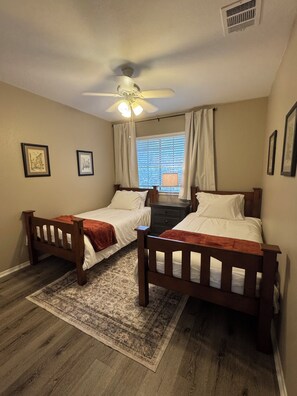 3 habitaciones, tabla de planchar con plancha, wifi y ropa de cama 