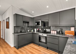 Frigorífico, microondas, horno y lavavajillas