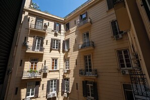 Camera Standard Familiare, edificio separato, P.zza Bovio 22 | Desk, laptop workspace - GREROS H. HISTORICAL AREA, by Clapa Group dislocated hospitality Acquisition (Naples)