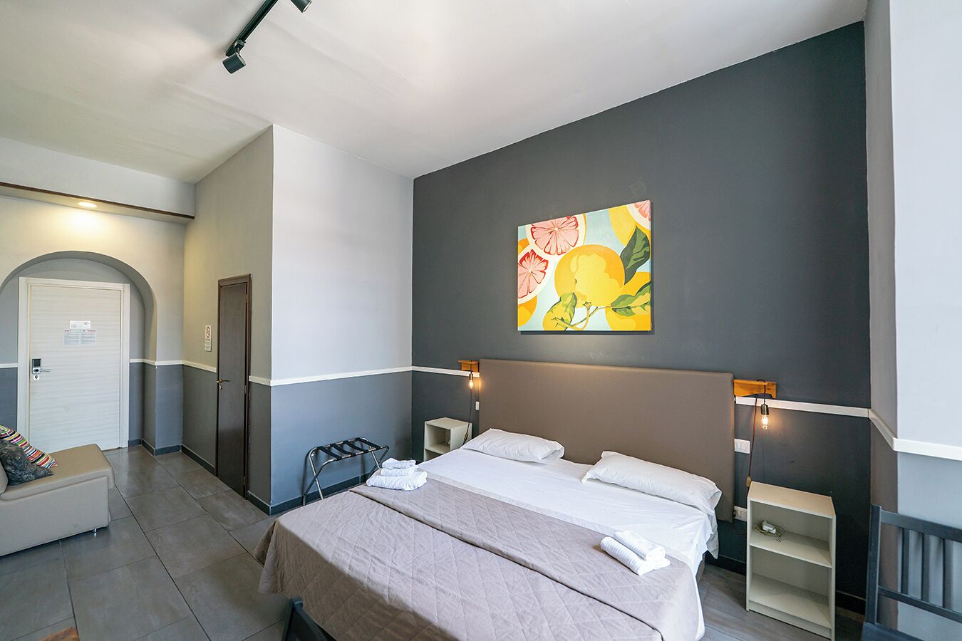 Suite Familiare Junior, edificio separato, Vico Carceri San Felice 13 | Desk, laptop workspace