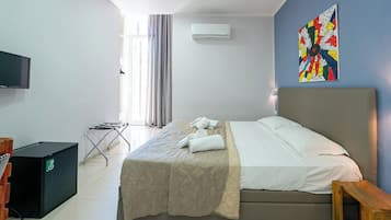 Camera Deluxe, edificio separato Piazza Bovio 22 | Desk, laptop workspace