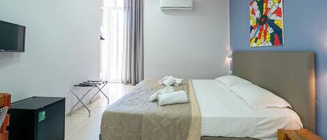 Camera Deluxe, edificio separato Piazza Bovio 22 | Escritorio y espacio para trabajar con un portátil