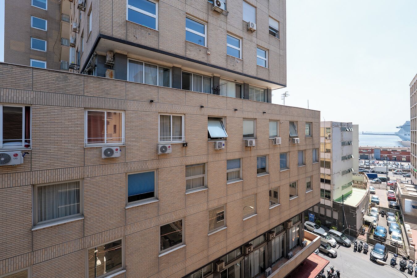 Camera Superior, edificio separato, via A.De Gasperi 45 | Skrivebord, arbejdsområde til bærbare computere