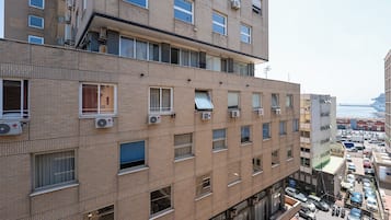 Camera Superior, edificio separato, via A.De Gasperi 45 | Skrivebord, arbejdsområde til bærbare computere