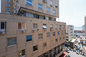 Camera Superior, edificio separato, via A.De Gasperi 45 | Skrivebord og skrivebord for bærbar PC