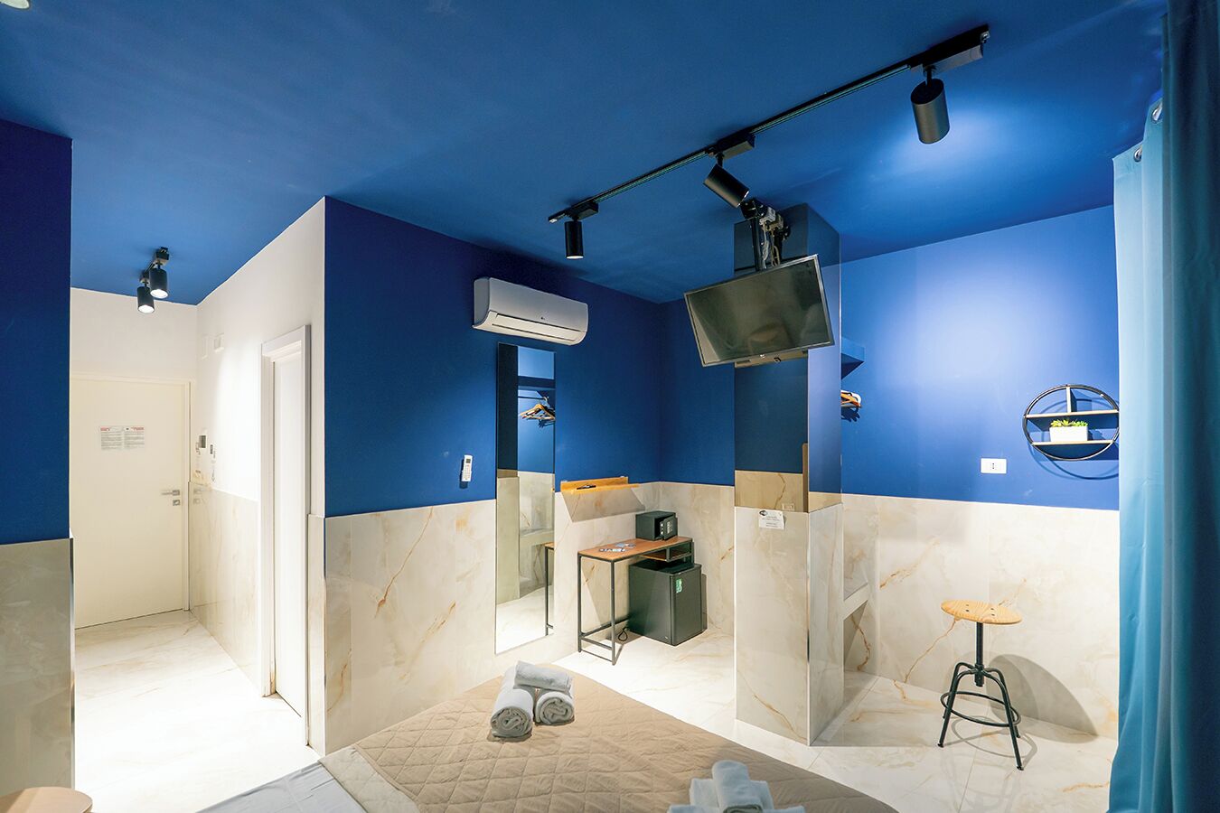 Camera Standard, edificio separato, Via A.De Gasperi 55 4P | Desk, laptop workspace