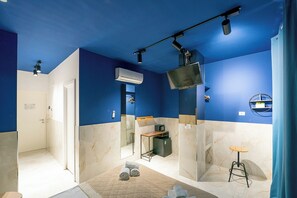 Camera Standard, edificio separato, Via A.De Gasperi 55 4P | Desk, laptop workspace - GREROS H. HISTORICAL AREA, by Clapa Group dislocated hospitality Acquisition (Naples)