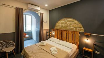 Camera Standard, edificio separato, Vico Carceri San Felice 13 | Schreibtisch, laptopgeeigneter Arbeitsplatz