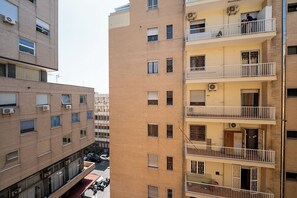 Camera Standard, edificio separato, via A.De Gasperi 45 | Työpöytä, kannettavalle tietokoneelle sopiva työtila