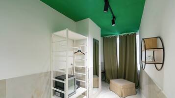 Camera Tripla Deluxe, edificio separato, via A.De Gasperi 55 4P | Desk, laptop workspace