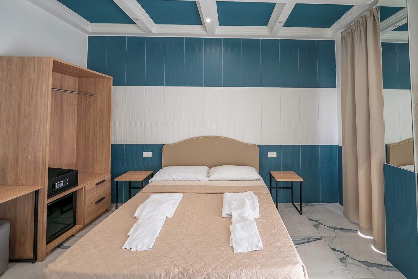 Camera Tripla Economy, edificio separato, Via Del Chiostro 25 | Skrivebord og skrivebord for bærbar PC