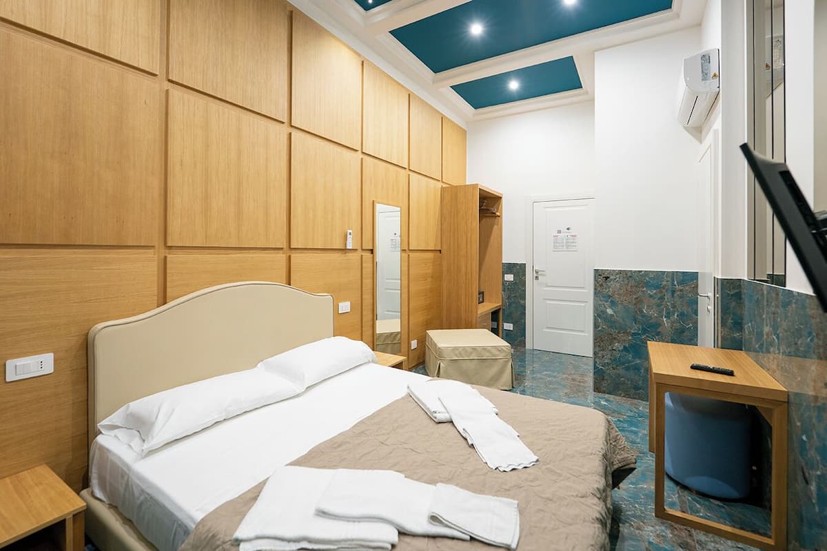 Suite Deluxe, vista città, edificio separato, via Depretis 88 | Desk, laptop workspace