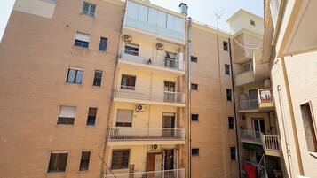 Camera Standard, edificio separato, via A.De Gasperi 45 | Skrivebord og skrivebord for bærbar PC