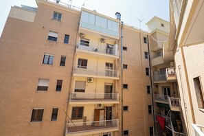 Camera Standard, edificio separato, via A.De Gasperi 45 | デスク、ノートパソコン用作業スペース