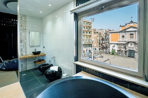 Suite, vasca idromassaggio, edificio separato, P.zza Mercato 45 | Bathroom | Shower, free toiletries, hair dryer, bidet - GREROS H. HISTORICAL AREA, by Clapa Group dislocated hospitality Acquisition (Naples)
