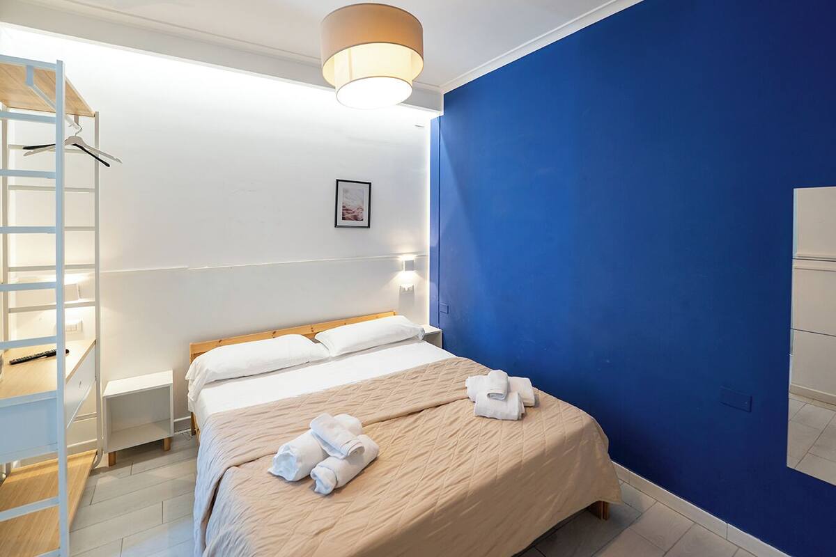 Camera Superior, vista mare, edificio separato, via A.De Gasperi 55 5P | Desk, laptop workspace, soundproofing