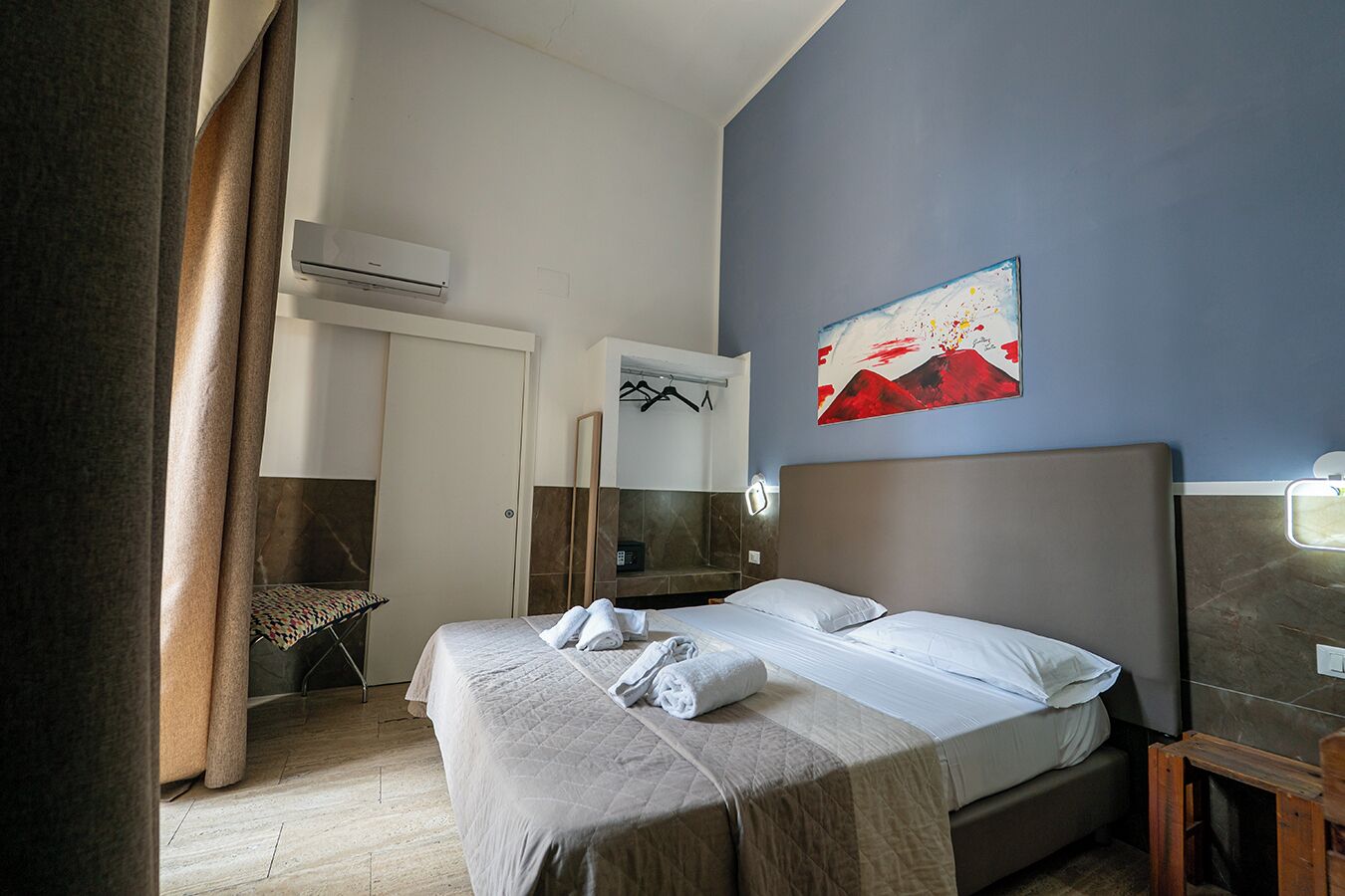 Camera Superior, edificio separato, P.zza Bovio 22 | Desk, laptop workspace