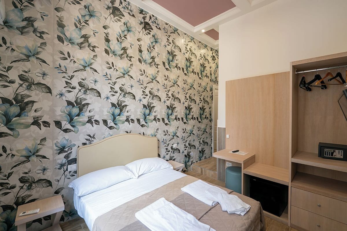 Camera Superior, edificio separato, Via G.S.Felice 24 5P | Desk, laptop workspace, soundproofing