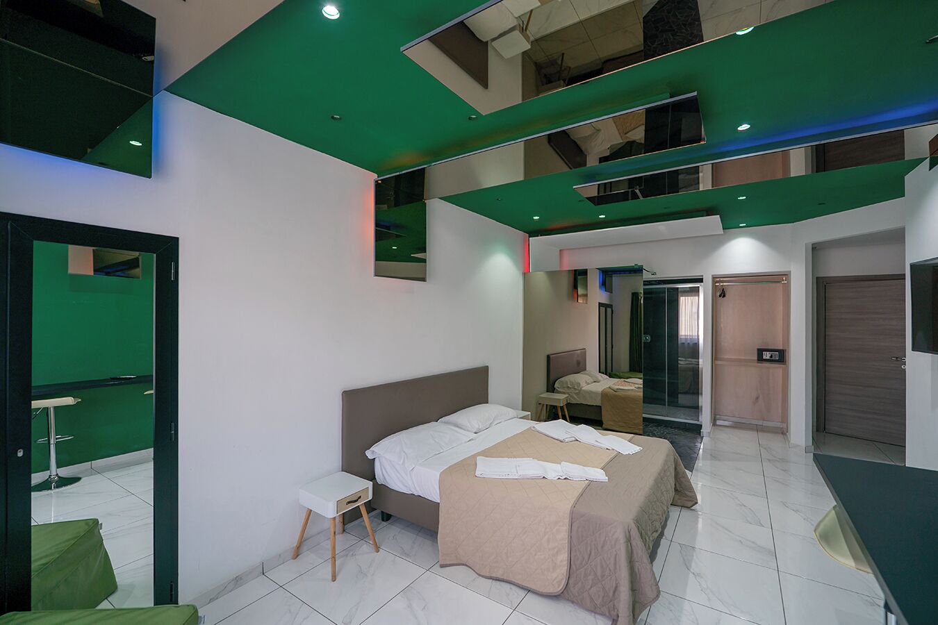 Suite Junior con doccia maxi, edificio separato P.zza Marcato 45 | Desk, laptop workspace