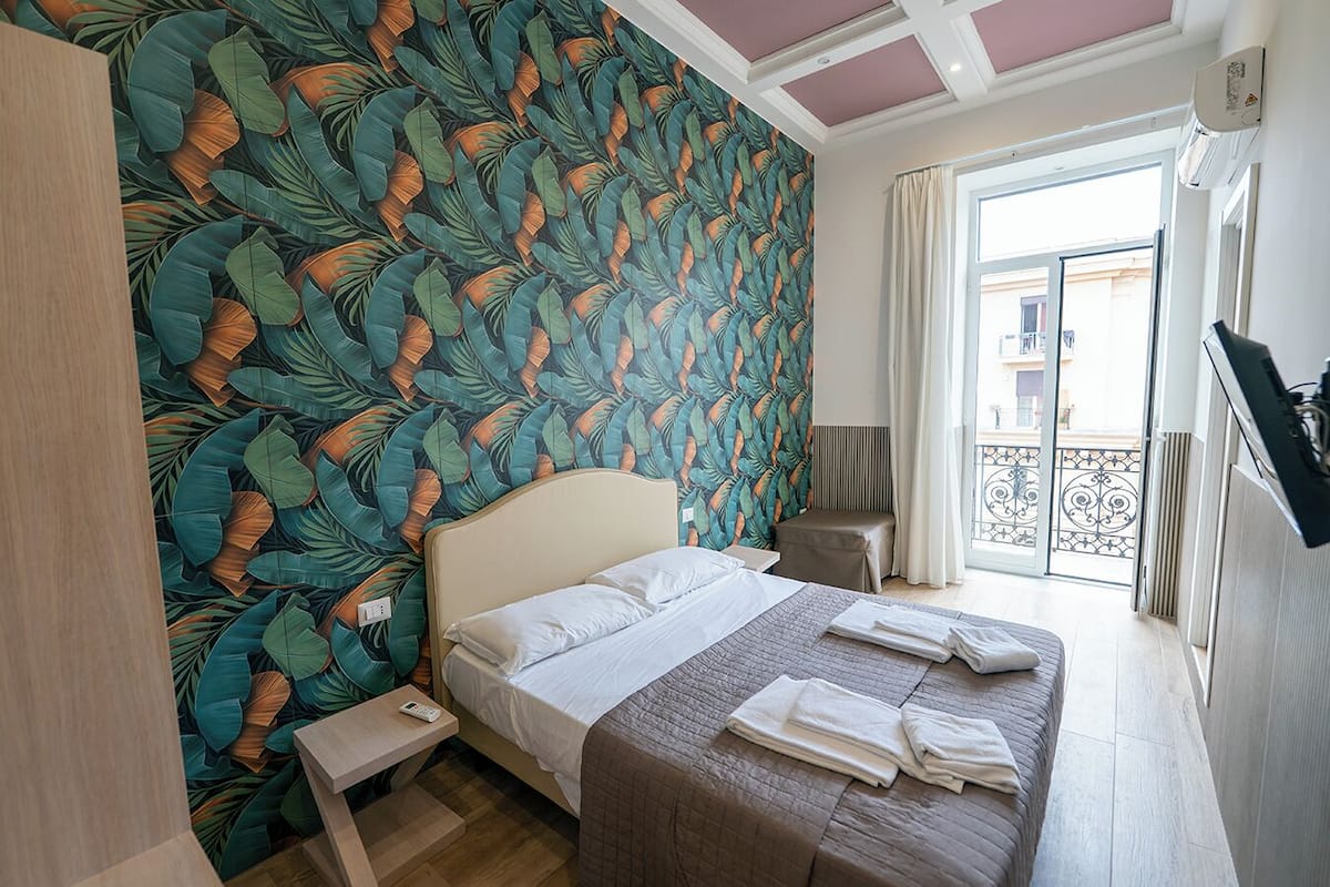 Suite Tripla Junior, edificio separato, via G.S.Felice 24 5P | Desk, laptop workspace