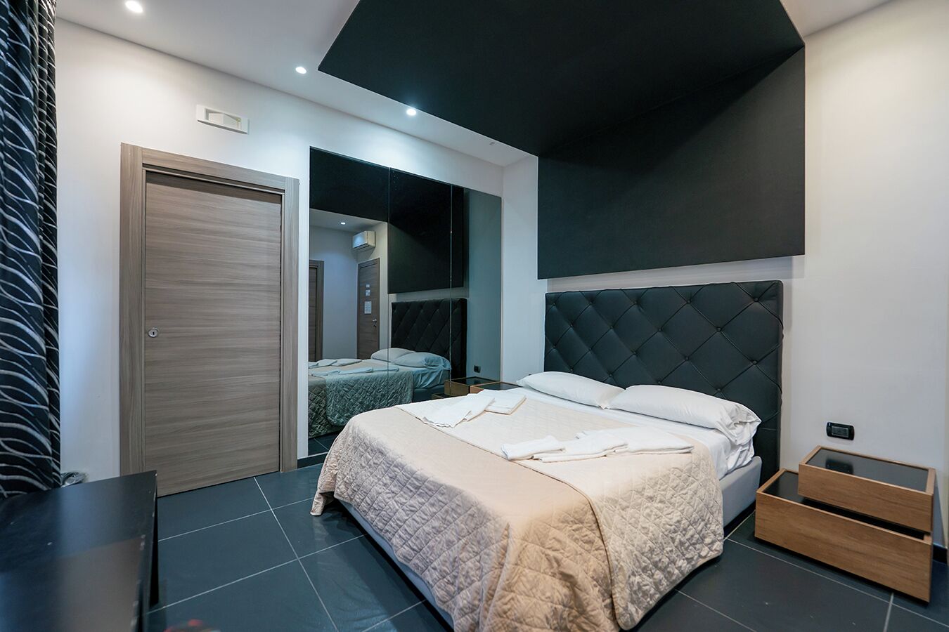 Suite, vasca idromassaggio, edificio separato, P.zza Mercato 45 | Desk, laptop workspace