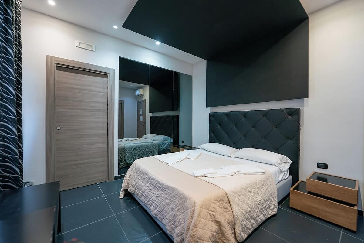 Suite, vasca idromassaggio, edificio separato, P.zza Mercato 45 | Desk, laptop workspace