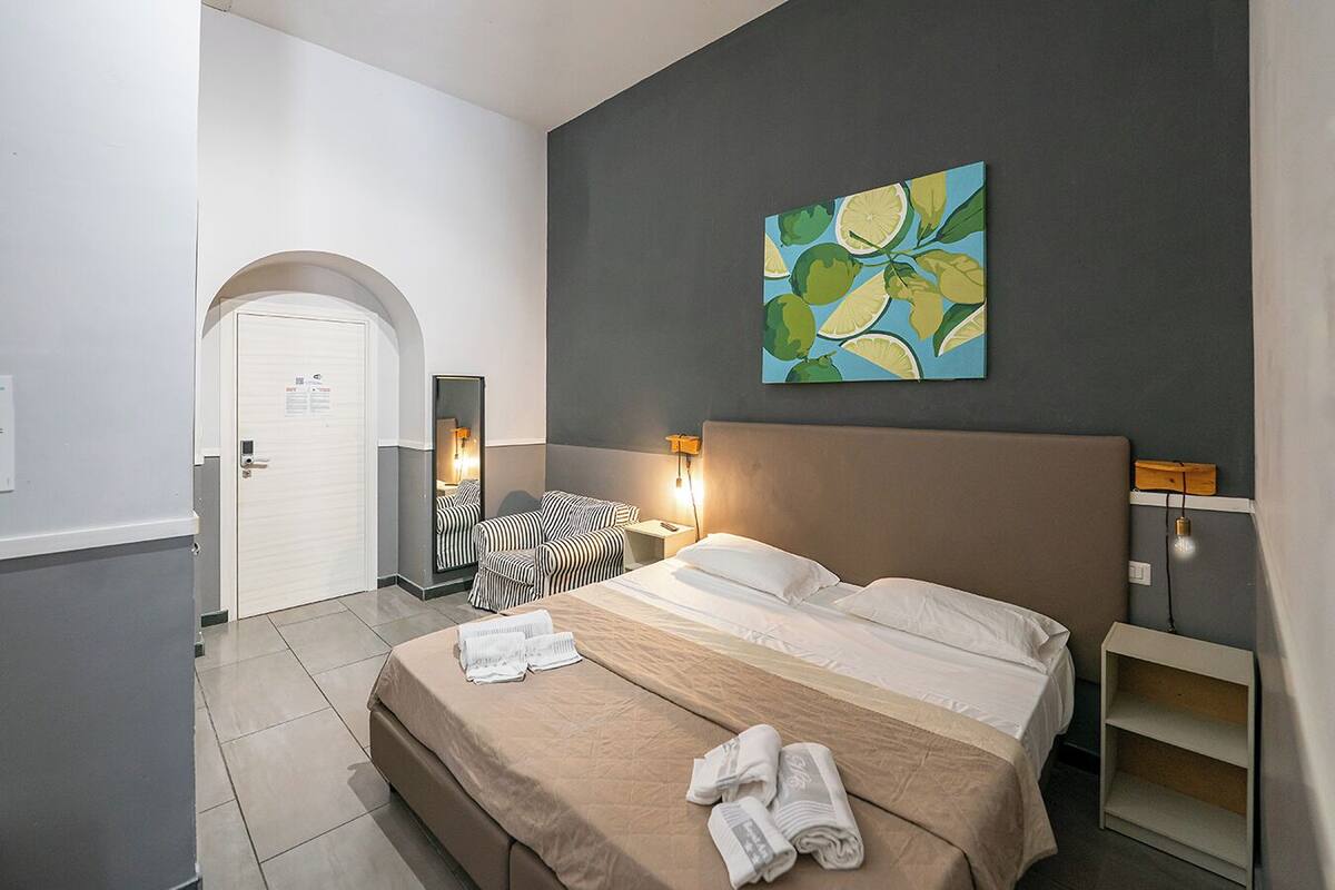 Camera Deluxe edificio separato Vico Carceri San Felice 13 | Desk, laptop workspace, soundproofing