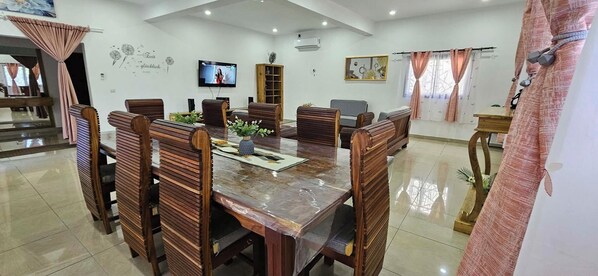 Dining - Ideal for a group of friends or family, 8 minutes from the beach. (Nosy be)