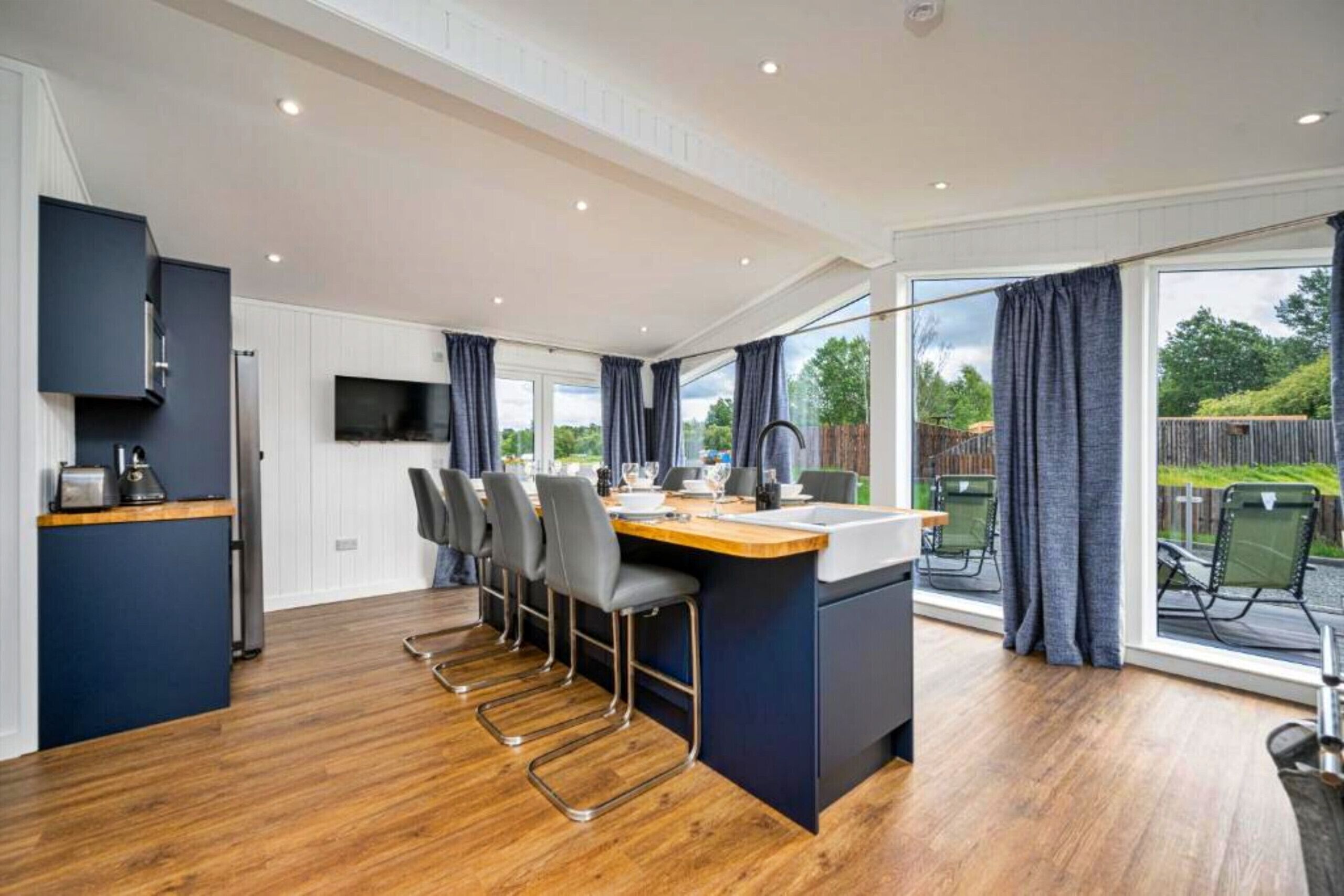 雪櫃、微波爐、焗爐、洗碗機